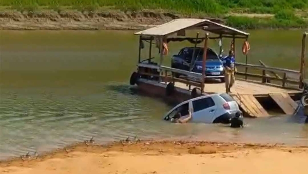 Motorista perde controle do carro ao tentar subir em balsa e cai no rio Juruá, em Rodrigues Alves